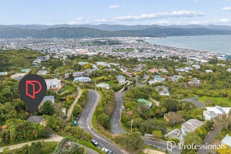Photo of property in 77 Maungaraki Road, Korokoro, Lower Hutt, 5012