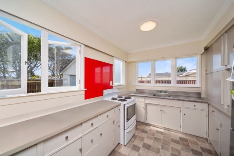 Photo of property in 3 Rainsford Street, Moturoa, New Plymouth, 4310