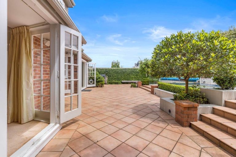 Photo of property in 206 Hurstmere Road, Takapuna, Auckland, 0622