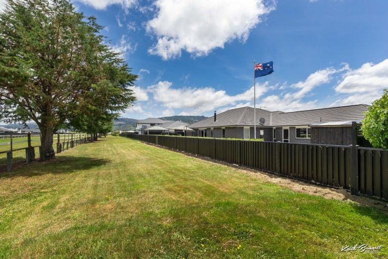 Photo of property in 33 Buddle Road, Wallaceville, Upper Hutt, 5018