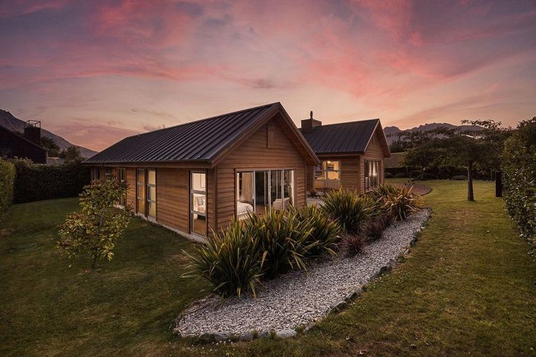 Photo of property in 12 Pendeen Crescent, Jacks Point, Queenstown, 9371