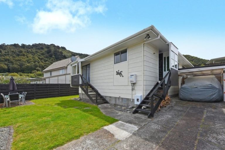 Photo of property in 69a Hartford Crescent, Totara Park, Upper Hutt, 5018