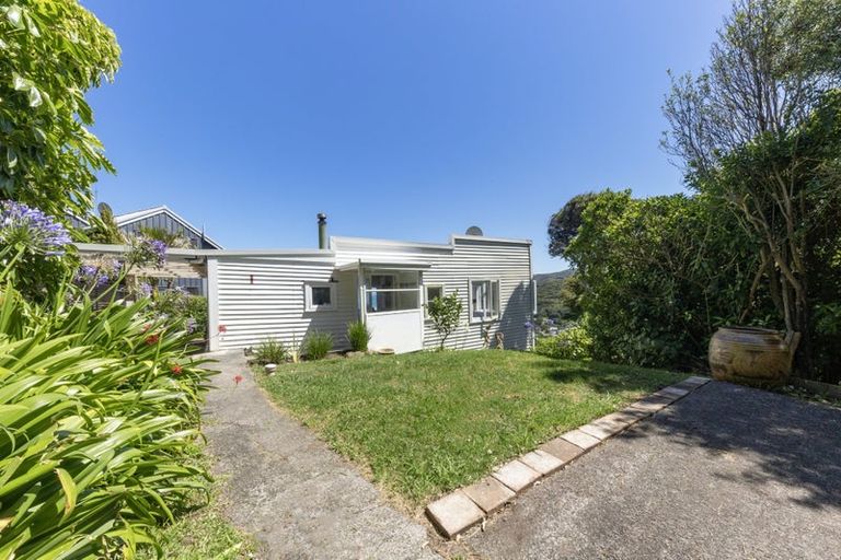 Photo of property in 42 Rayner Road, Piha, 0772