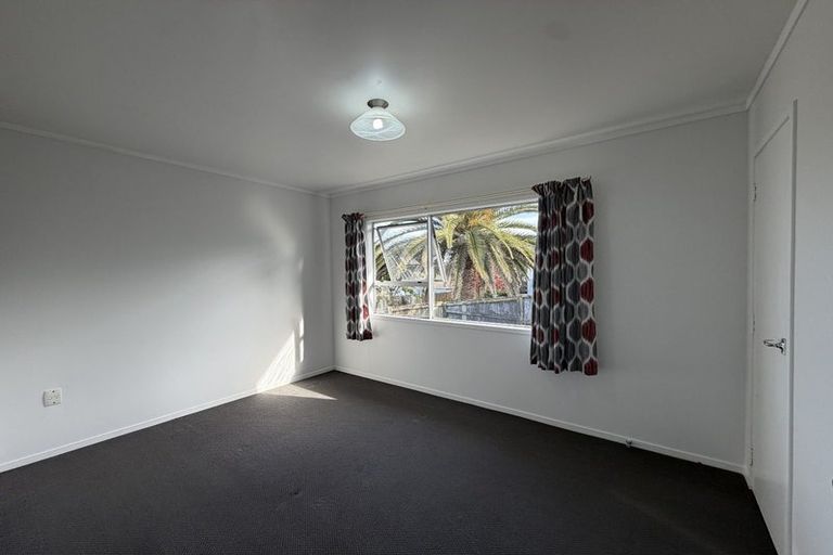 Photo of property in 27 Cedar Heights Avenue, Massey, Auckland, 0614