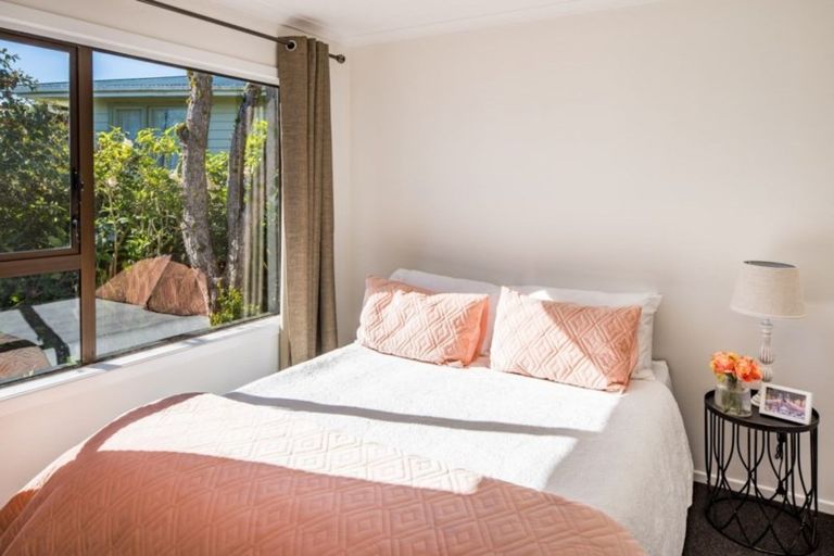 Photo of property in 20a Kahu Road, Paremata, Porirua, 5024