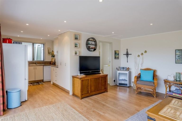 Photo of property in 37 Sarah Street, Waikawa Beach, Manakau, 5573