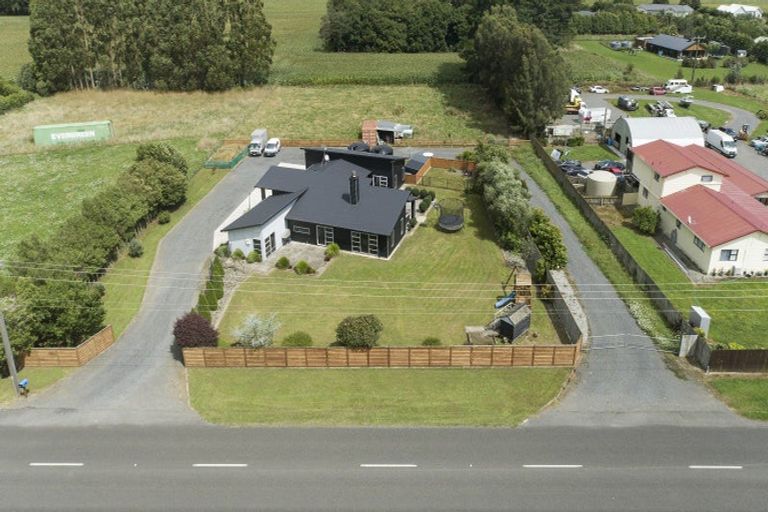 Photo of property in 51 Waikawa Beach Road, Manakau, Levin, 5573