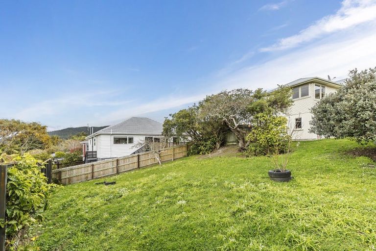 Photo of property in 17 Kereru Bend, Tawa, Wellington, 5028