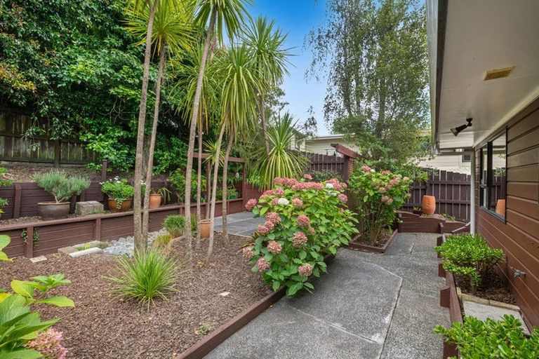 Photo of property in 32 Unsworth Drive, Unsworth Heights, Auckland, 0632