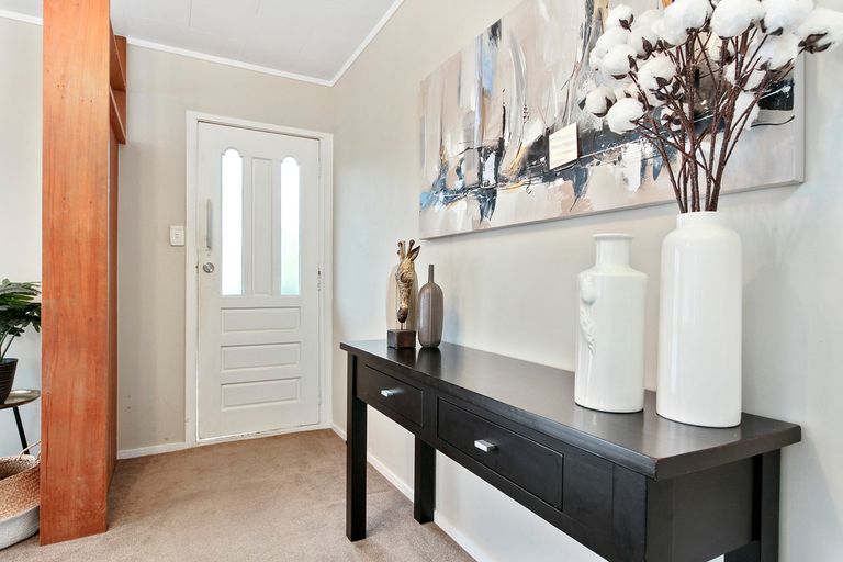 Photo of property in 17 Woodvale Road, Glen Eden, Auckland, 0602