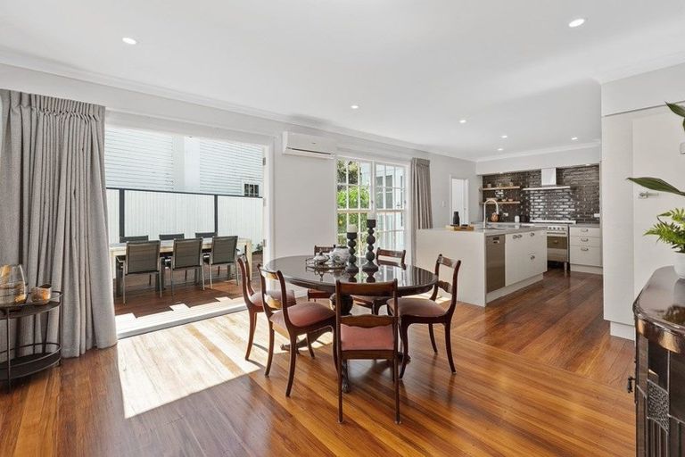 Photo of property in 2 Tio Tio Road, Miramar, Wellington, 6022