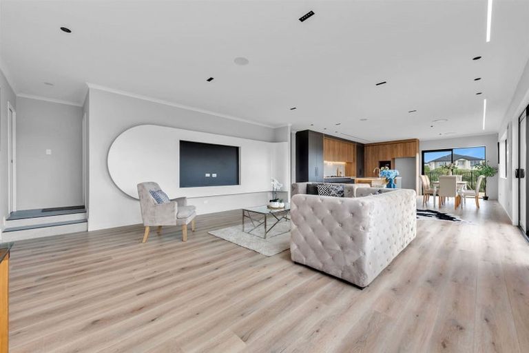 Photo of property in 30 Ballyalton Crescent, Flat Bush, Auckland, 2019