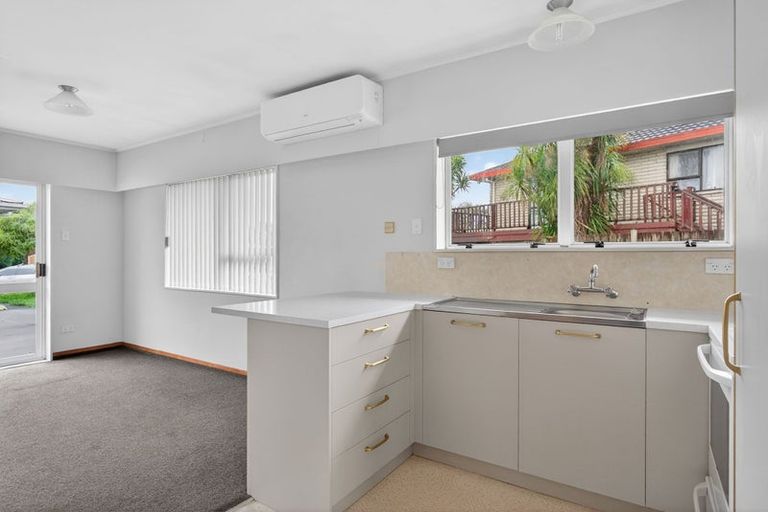 Photo of property in 41 Edgewater Parade, Waiuku, 2123