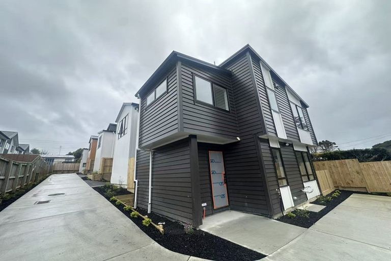 Photo of property in 15 Lowtherhurst Road, Massey, Auckland, 0614