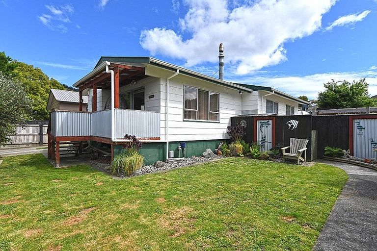 Photo of property in 55 Gemstone Drive, Birchville, Upper Hutt, 5018