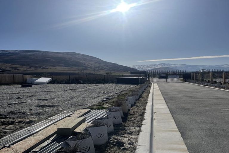 Photo of property in 22 Drysdale Road, Jacks Point, 9371