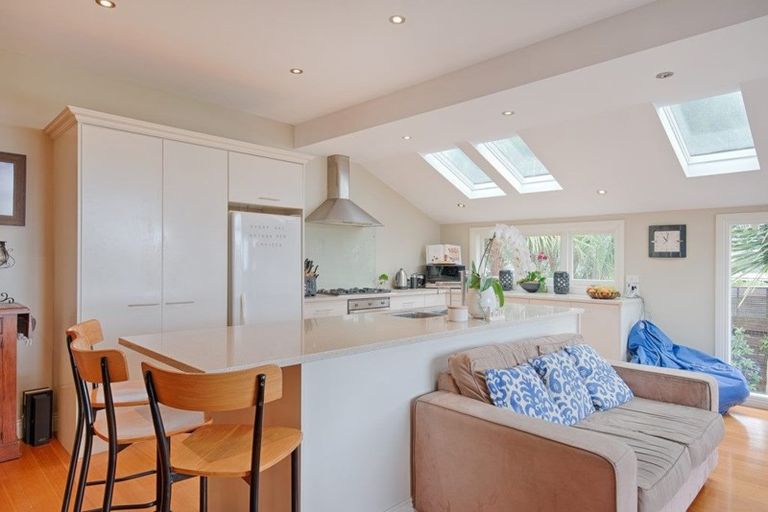 Photo of property in 1/42 Churchill Road, Murrays Bay, Auckland, 0630