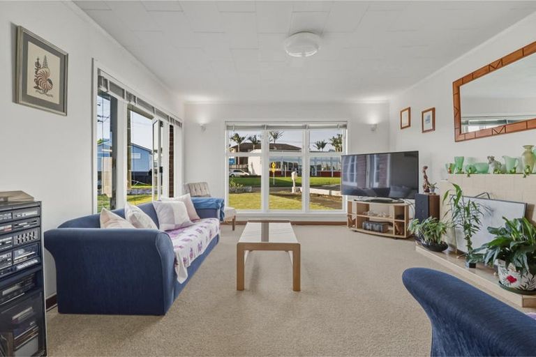 Photo of property in 2 Toru Street, Te Atatu Peninsula, Auckland, 0610