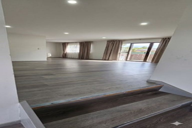 Photo of property in 28 Meadowvale Rise, Titirangi, Auckland, 0604