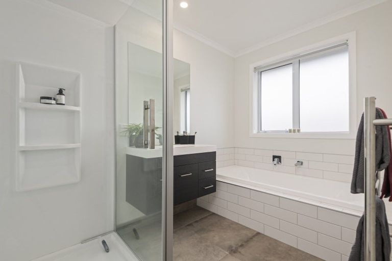 Photo of property in 13 Mediterranean Grove, Fitzherbert, Palmerston North, 4410