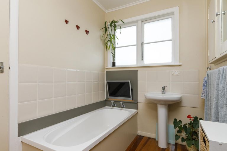 Photo of property in 16 Milton Street, Roslyn, Palmerston North, 4414