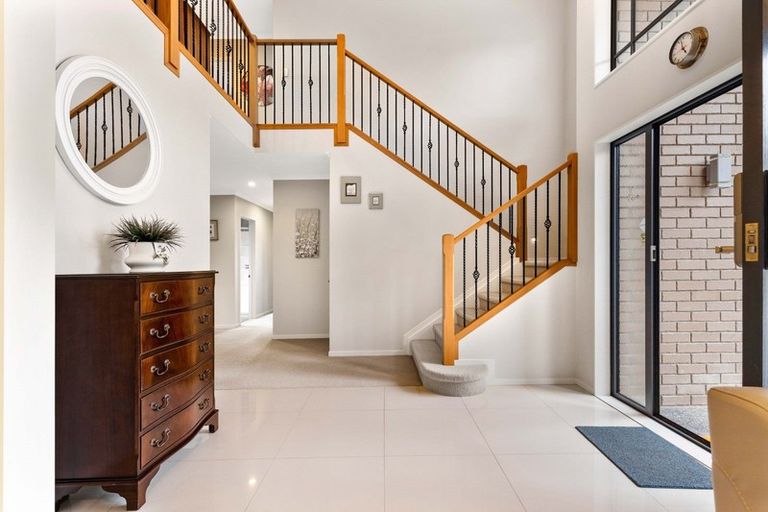 Photo of property in 3 Bintulu Place, Fairview Heights, Auckland, 0632