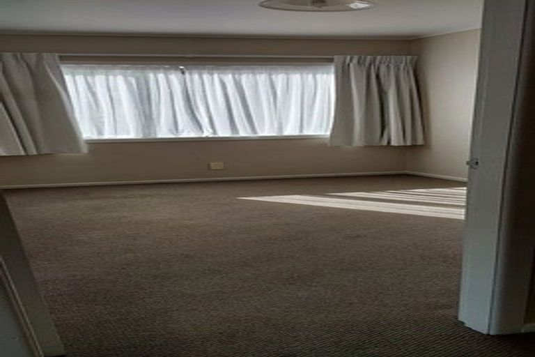 Photo of property in 1/15 Bloomsbury Grove, Newlands, Wellington, 6037