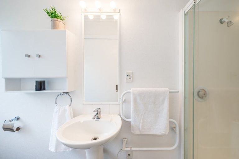 Photo of property in 32 Guildford Drive, Paraparaumu, 5032