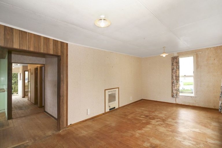 Photo of property in 44 Endeavour Street, Marfell, New Plymouth, 4310