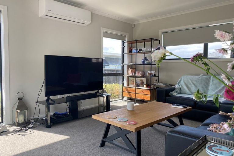 Photo of property in 37 Tamworth Crescent, Newlands, Wellington, 6037