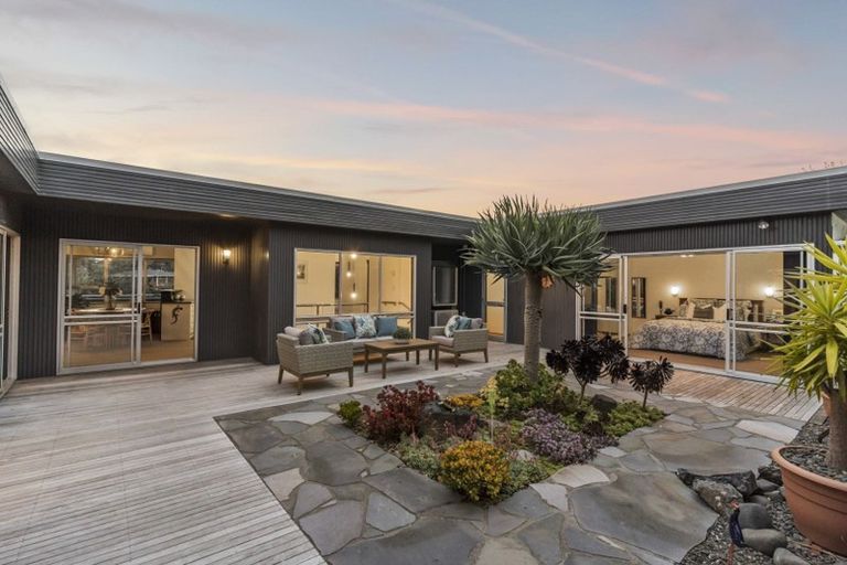 Photo of property in 5 Puawai Place, Northcote, Auckland, 0627