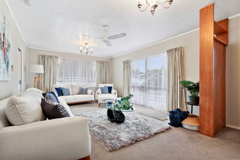 Photo of property in 17 Woodvale Road, Glen Eden, Auckland, 0602