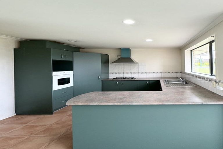 Photo of property in 42 Summerland Drive, Henderson, Auckland, 0612