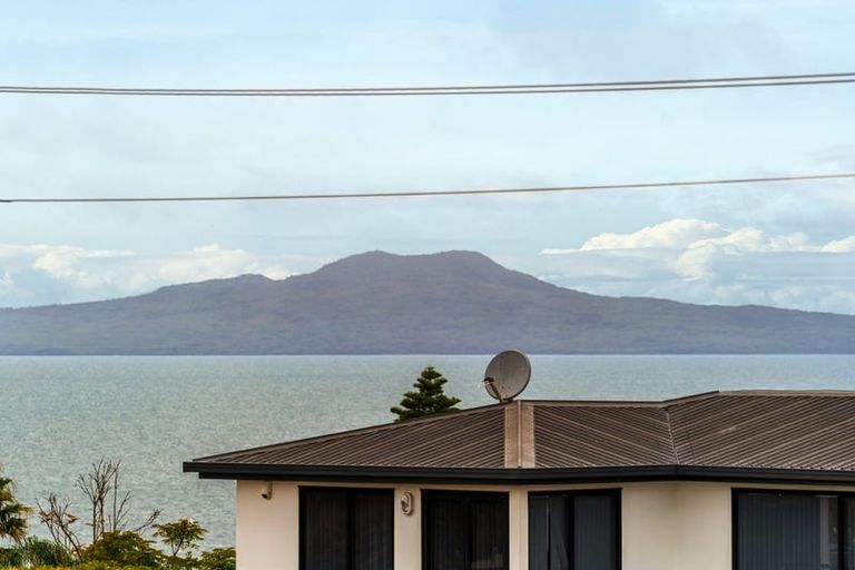 Photo of property in 1/26 Hyde Road, Rothesay Bay, Auckland, 0630