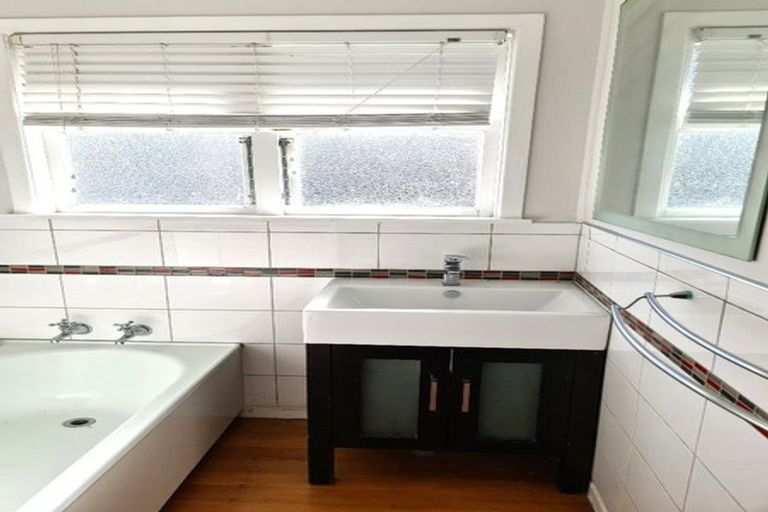 Photo of property in 11 William Souter Street, Forrest Hill, Auckland, 0620