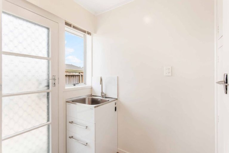 Photo of property in 2/5 Sylvan Crescent, Te Atatu South, Auckland, 0610