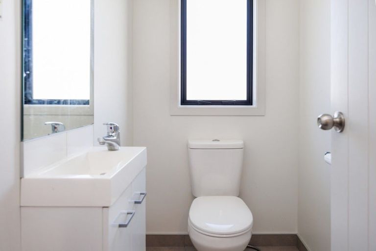 Photo of property in 12 Gibraltar Way, Fitzherbert, Palmerston North, 4410