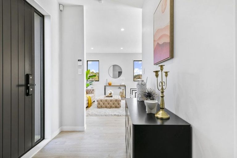 Photo of property in 63 Mcindoe Road, Kumeu, 0810