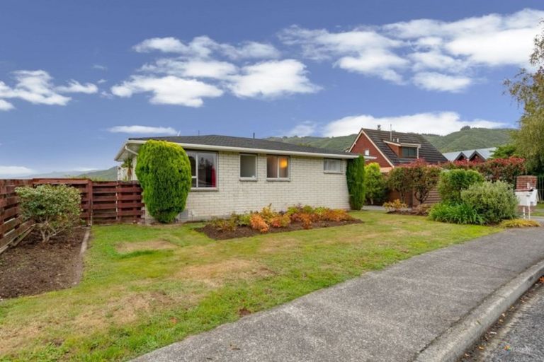 Photo of property in 35a Roband Crescent, Brown Owl, Upper Hutt, 5018