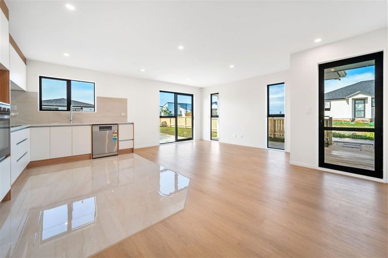 Photo of property in 10 Rorotu Avenue, Karaka, Papakura, 2113