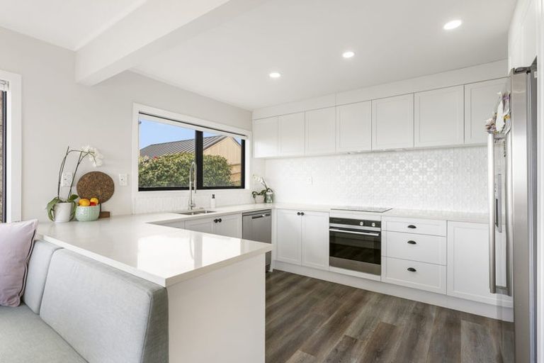 Photo of property in 2/33 Parr Terrace, Castor Bay, Auckland, 0620