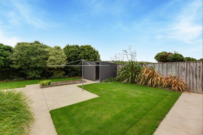 Photo of property in 100 Willowview Drive, Redwood, Christchurch, 8051