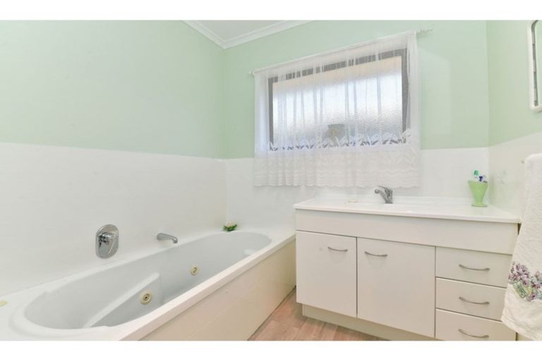 Photo of property in 63 Centreway Road, Orewa, 0931