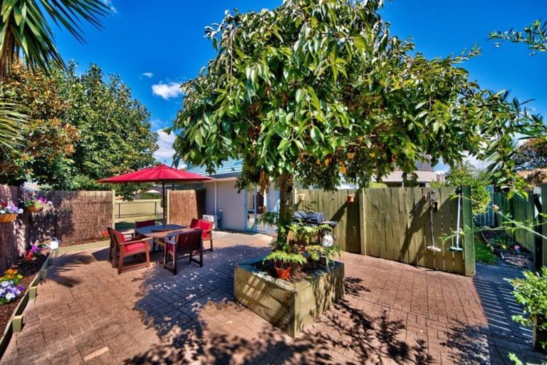 Photo of property in 11 Harbour Lights Close, West Harbour, Auckland, 0618