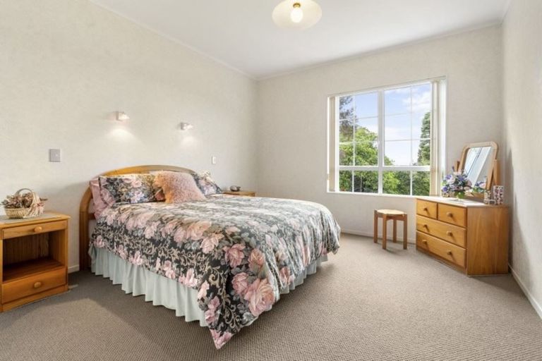 Photo of property in 8 Calman Place, Chatswood, Auckland, 0626