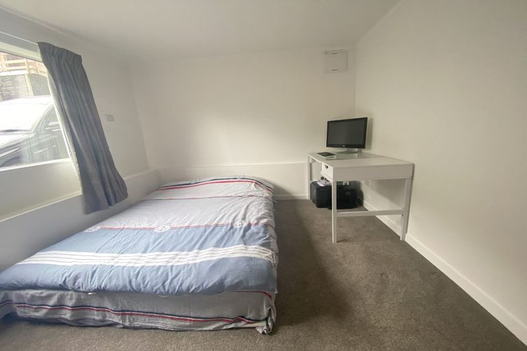 Photo of property in 28 Tamahere Drive, Glenfield, Auckland, 0629