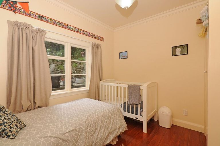 Photo of property in 33 Tio Tio Road, Miramar, Wellington, 6022