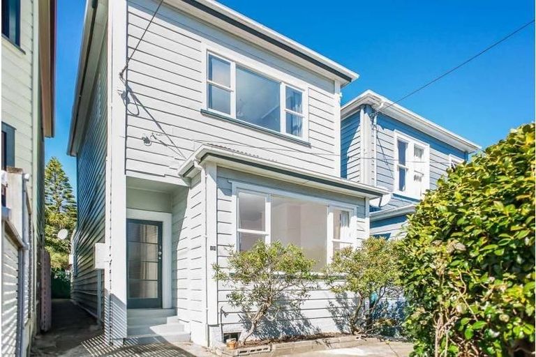 Photo of property in 12 Edge Hill, Mount Victoria, Wellington, 6011