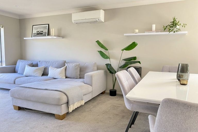 Photo of property in 6 Brindle Way, Newlands, Wellington, 6037