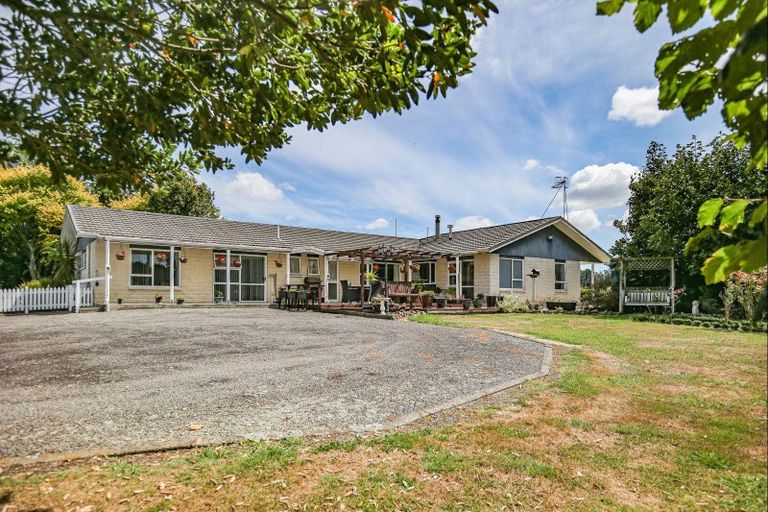 Photo of property in 213 Heatherlea Road East, Levin, 5571